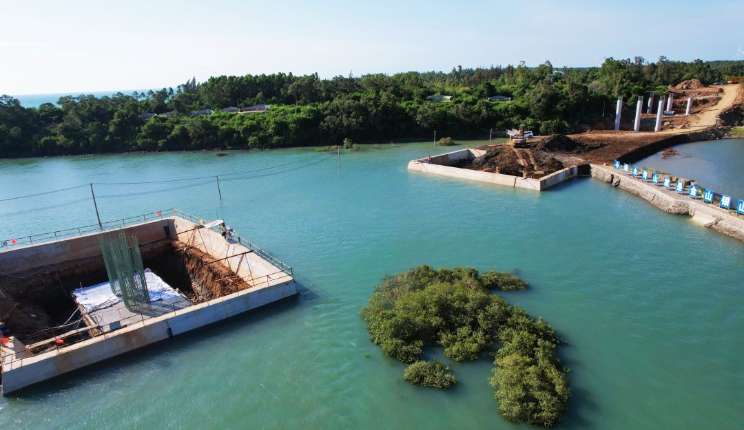 海南環島旅游公路項目五工區首件橋梁承臺大體積混凝土順利澆筑完成